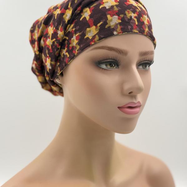 Handgemaakte chemo muts Bonnie bruin, rood, geel en groen met eikeltjes maat S