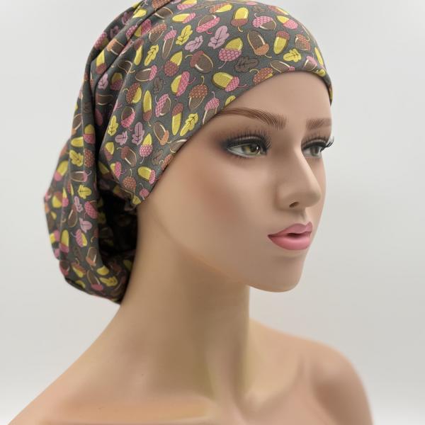 Handgemaakte chemo muts Bonnie bruin, rood, geel en groen met eikeltjes maat S