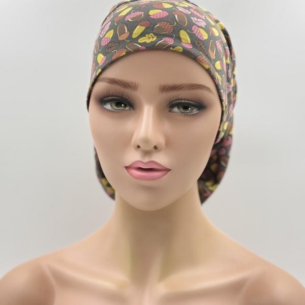 Handgemaakte chemo muts Bonnie bruin, rood, geel en groen met eikeltjes maat S