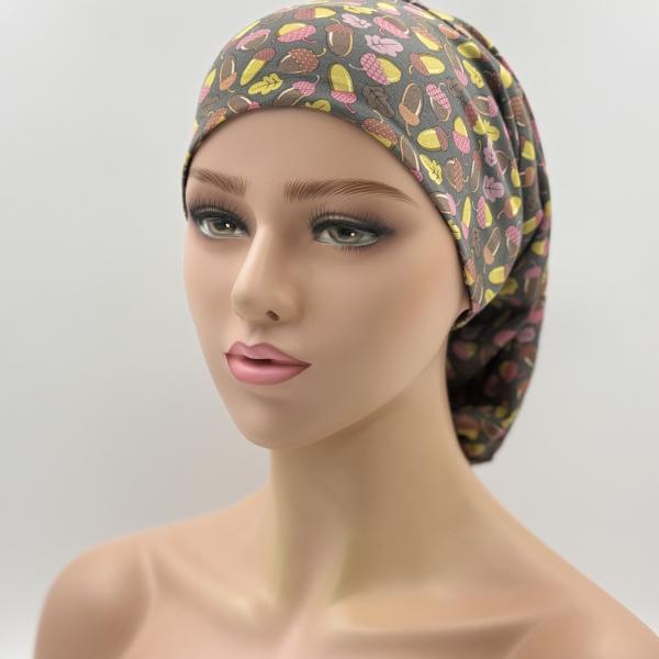 Handgemaakte chemo muts Bonnie bruin, rood, geel en groen met eikeltjes maat S