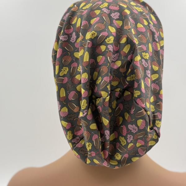 Handgemaakte chemo muts Bonnie bruin, rood, geel en groen met eikeltjes maat S