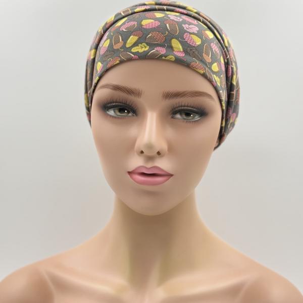Handgemaakte chemo muts Bonnie bruin, rood, geel en groen met eikeltjes maat S
