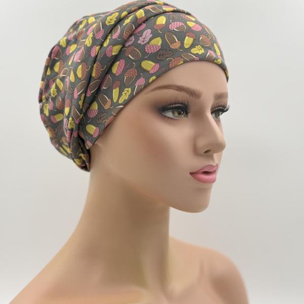 Handgemaakte chemo muts Bonnie bruin, rood, geel en groen met eikeltjes maat S