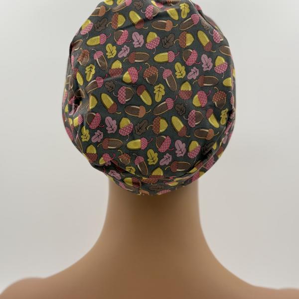 Handgemaakte chemo muts Bonnie bruin, rood, geel en groen met eikeltjes maat S