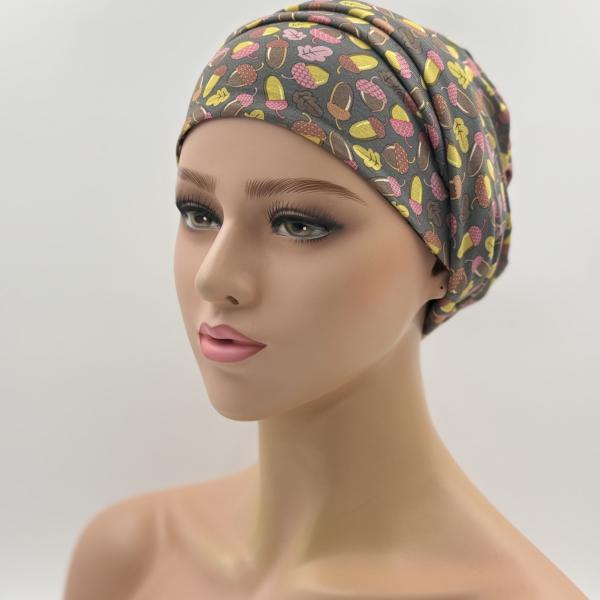Handgemaakte chemo muts Bonnie bruin, rood, geel en groen met eikeltjes maat S