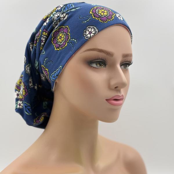 Handgemaakte chemo muts Bonnie kobalt blauw bloemen, wit roze gestreept maat M