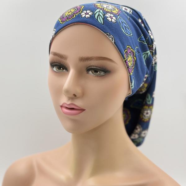Handgemaakte chemo muts Bonnie kobalt blauw bloemen, wit roze gestreept maat M