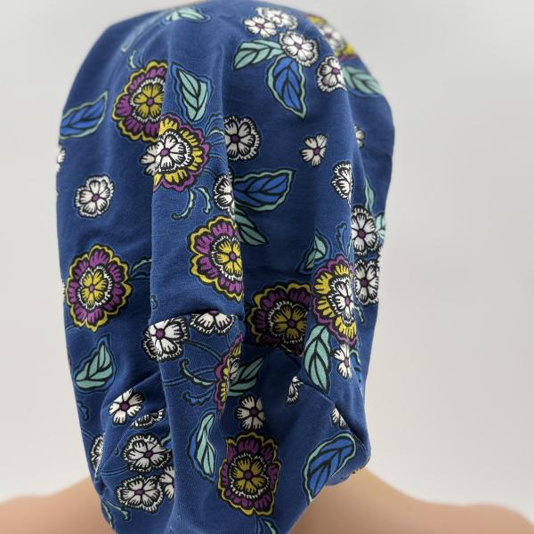 Handgemaakte chemo muts Bonnie kobalt blauw bloemen, wit roze gestreept maat M