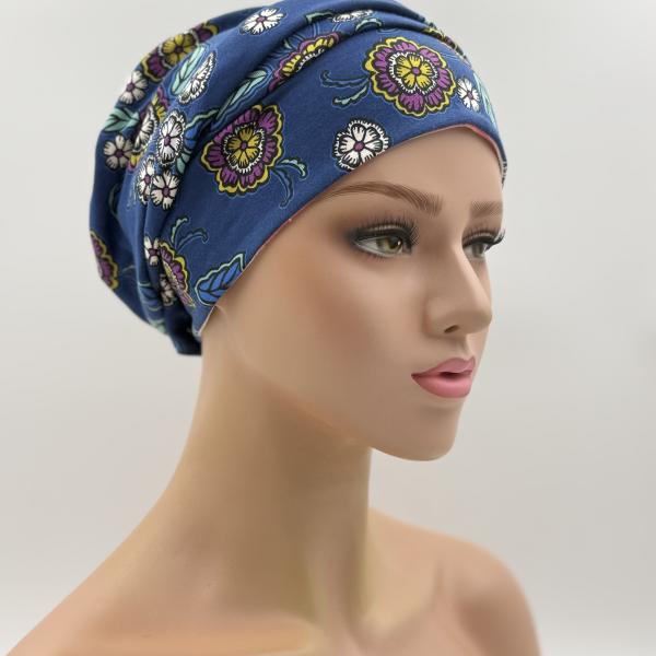 Handgemaakte chemo muts Bonnie kobalt blauw bloemen, wit roze gestreept maat M