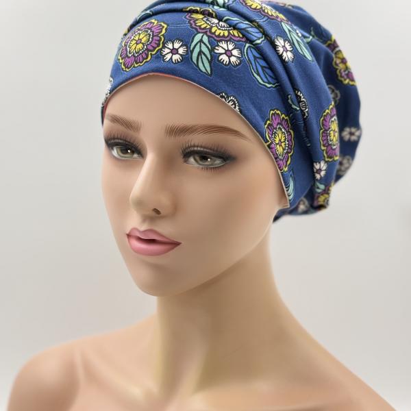 Handgemaakte chemo muts Bonnie kobalt blauw bloemen, wit roze gestreept maat M