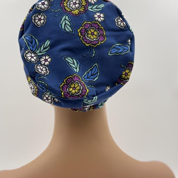 Handgemaakte chemo muts Bonnie kobalt blauw bloemen, wit roze gestreept maat M