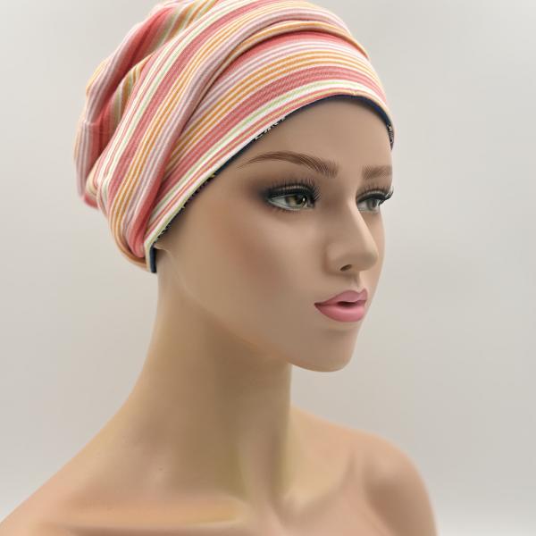 Handgemaakte chemo muts Bonnie kobalt blauw bloemen, wit roze gestreept maat M