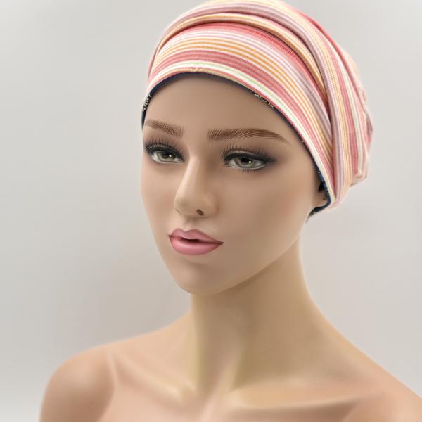 Handgemaakte chemo muts Bonnie kobalt blauw bloemen, wit roze gestreept maat M
