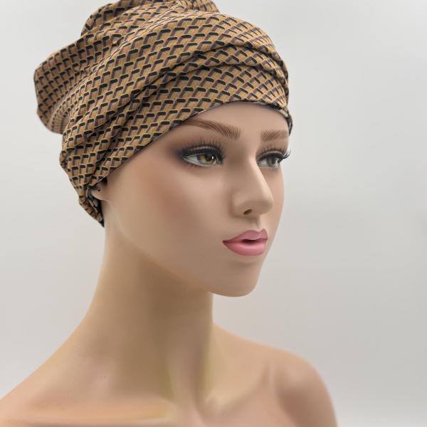 Handgemaakte chemo muts Bonnie bruin met donker blauw en gebreide camouflage maat M