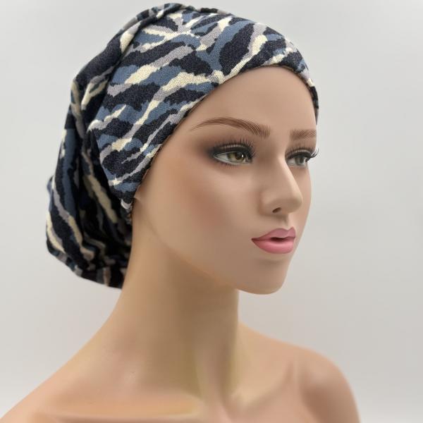 Handgemaakte chemo muts Bonnie bruin met donker blauw en gebreide camouflage maat M