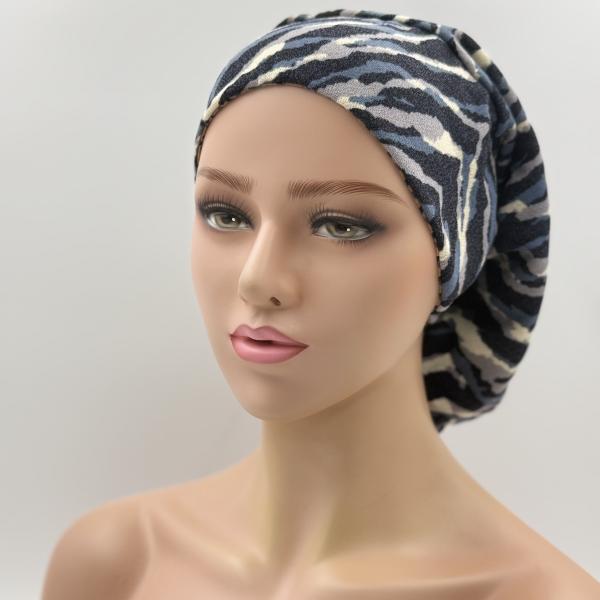 Handgemaakte chemo muts Bonnie bruin met donker blauw en gebreide camouflage maat M