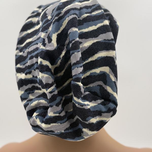 Handgemaakte chemo muts Bonnie bruin met donker blauw en gebreide camouflage maat M