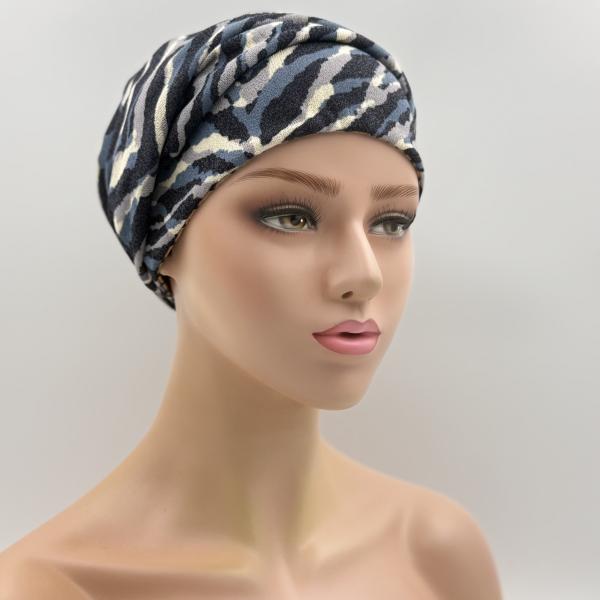 Handgemaakte chemo muts Bonnie bruin met donker blauw en gebreide camouflage maat M