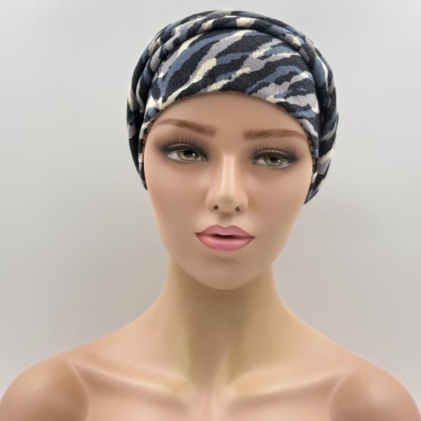 Handgemaakte chemo muts Bonnie bruin met donker blauw en gebreide camouflage maat M