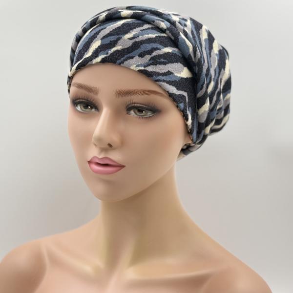 Handgemaakte chemo muts Bonnie bruin met donker blauw en gebreide camouflage maat M