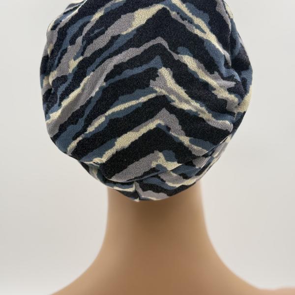 Handgemaakte chemo muts Bonnie bruin met donker blauw en gebreide camouflage maat M