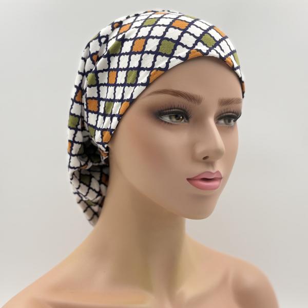 Handgemaakte chemo muts Bonnie groen met figuren, wit ruit maat L