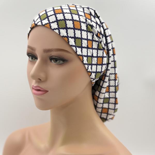 Handgemaakte chemo muts Bonnie groen met figuren, wit ruit maat L
