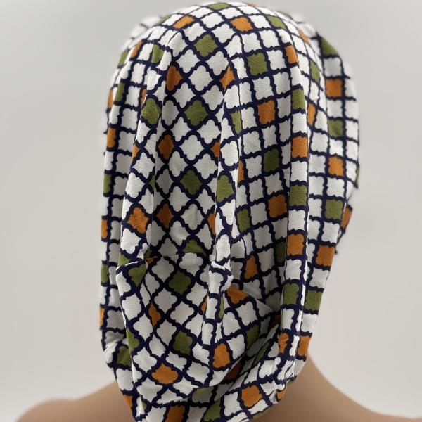 Handgemaakte chemo muts Bonnie groen met figuren, wit ruit maat L