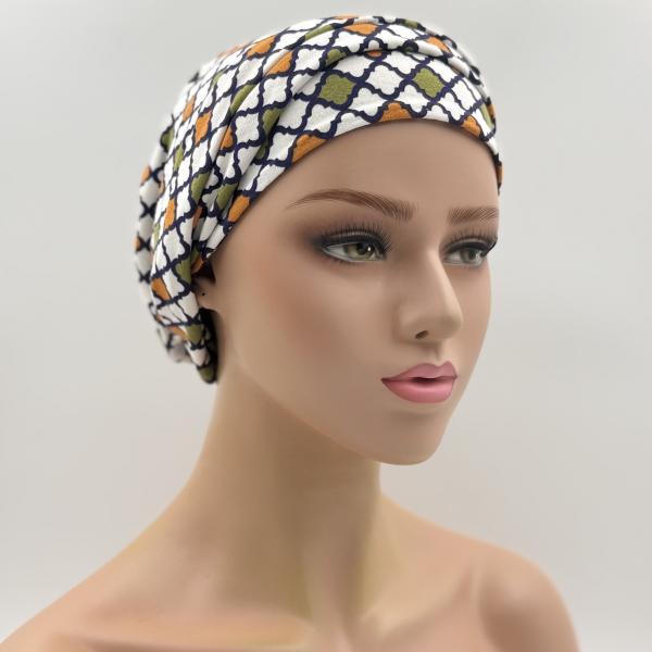 Handgemaakte chemo muts Bonnie groen met figuren, wit ruit maat L
