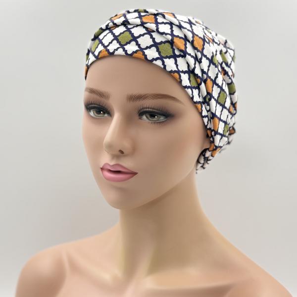 Handgemaakte chemo muts Bonnie groen met figuren, wit ruit maat L