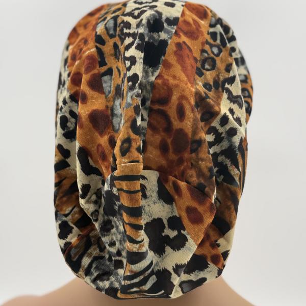 Handgemaakte chemo muts Bonnie groen met blad, dierenprint maat L