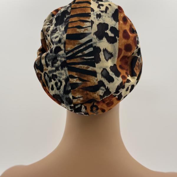 Handgemaakte chemo muts Bonnie groen met blad, dierenprint maat L