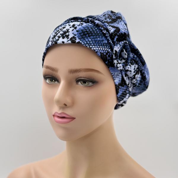 Handgemaakte chemo muts Barbara maat M blauw met bloem