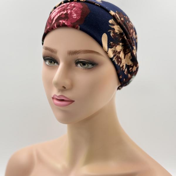 Handgemaakte chemo muts Barbara maat S donker blauw met bloemen