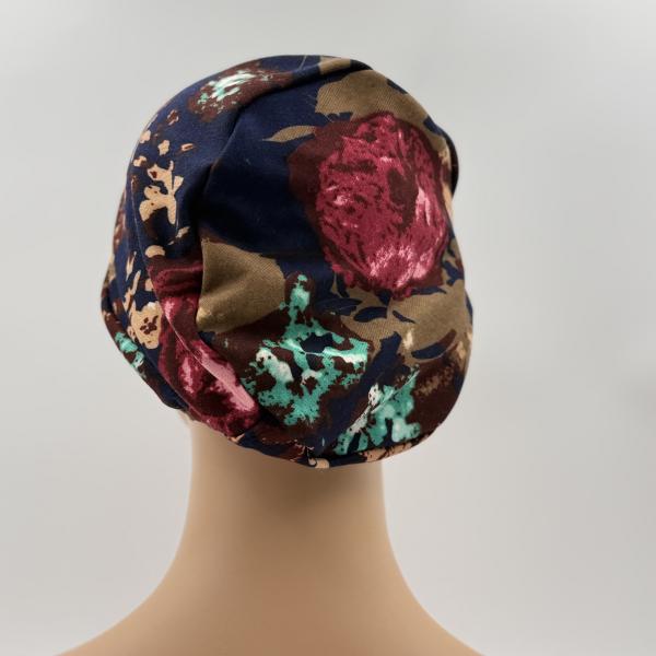 Handgemaakte chemo muts Barbara maat S donker blauw met bloemen