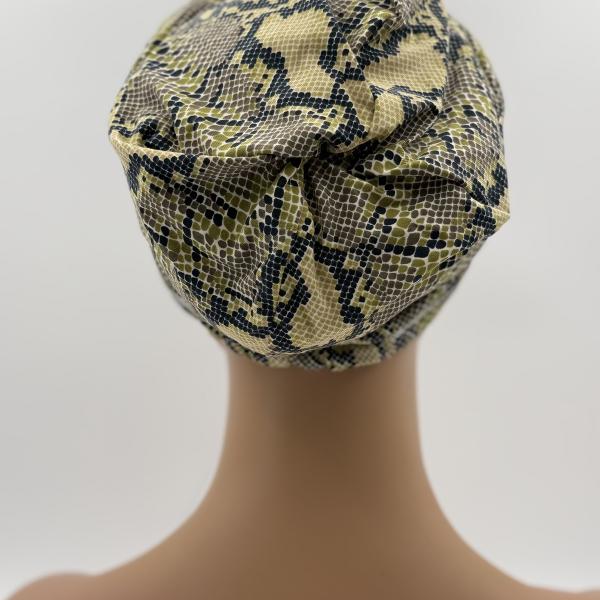 Handgemaakte chemo muts Babet groen slangen print maat M
