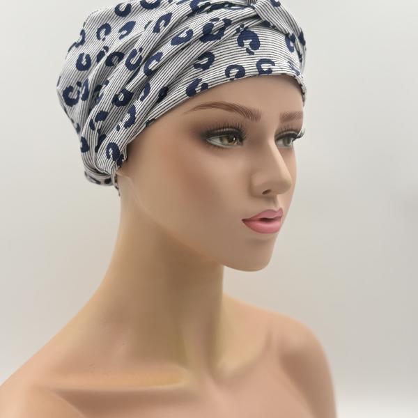 Handgemaakte chemo muts Brina wit blauw/wit zwart maat L