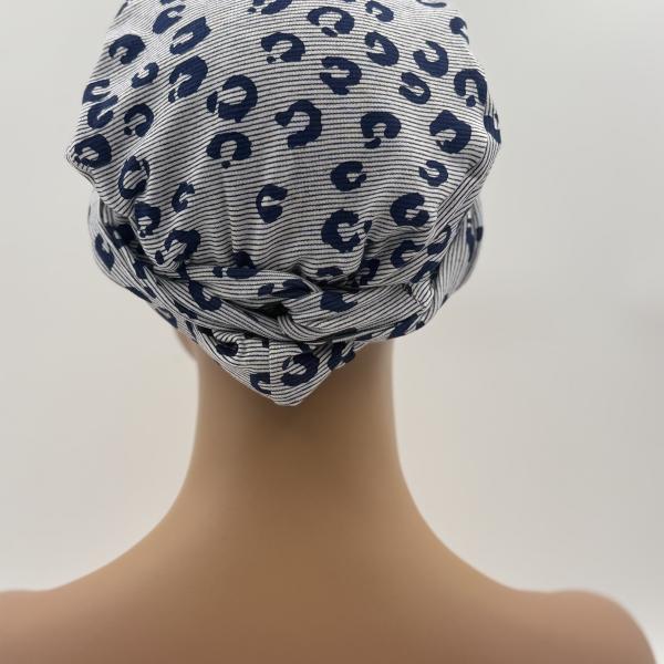 Handgemaakte chemo muts Brina wit blauw/wit zwart maat L