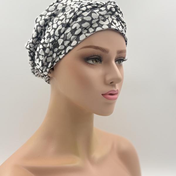 Handgemaakte chemo muts Brina wit blauw/wit zwart maat L