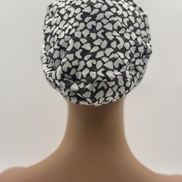 Handgemaakte chemo muts Brina wit blauw/wit zwart maat L