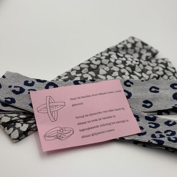 Handgemaakte chemo muts Brina wit blauw/wit zwart maat L