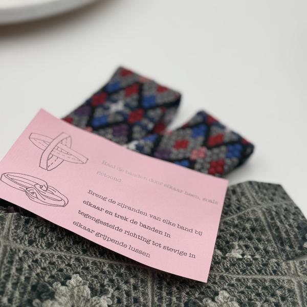 Handgemaakte chemo muts Brina grijs zwart / grijs rood blauw maat S