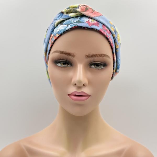 Handgemaakte chemo muts Buffy rood blauw en licht blauw gebloemd maat M
