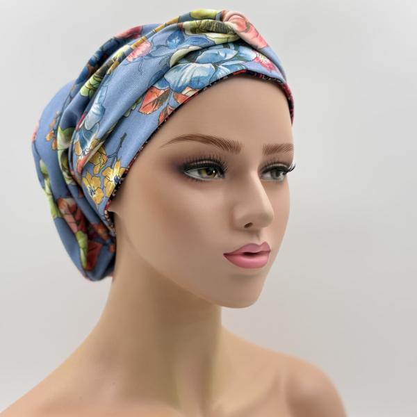 Handgemaakte chemo muts Buffy rood blauw en licht blauw gebloemd maat M