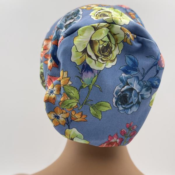 Handgemaakte chemo muts Buffy rood blauw en licht blauw gebloemd maat M