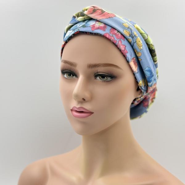 Handgemaakte chemo muts Buffy rood blauw en licht blauw gebloemd maat M