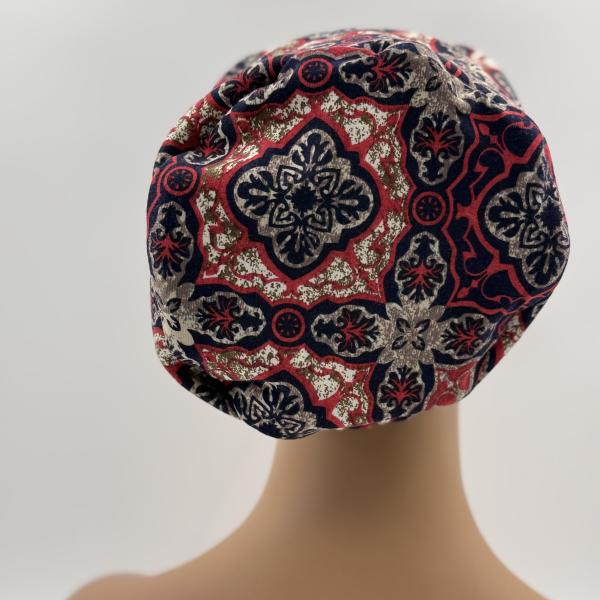 Handgemaakte chemo muts Buffy rood blauw en licht blauw gebloemd maat M