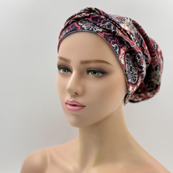 Handgemaakte chemo muts Buffy rood blauw en licht blauw gebloemd maat M