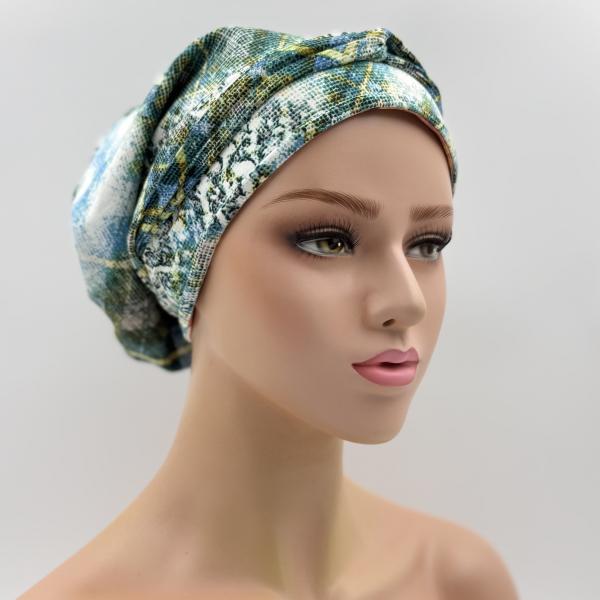 Handgemaakte chemo muts Buffy terra gebloemd en groen wit maat M