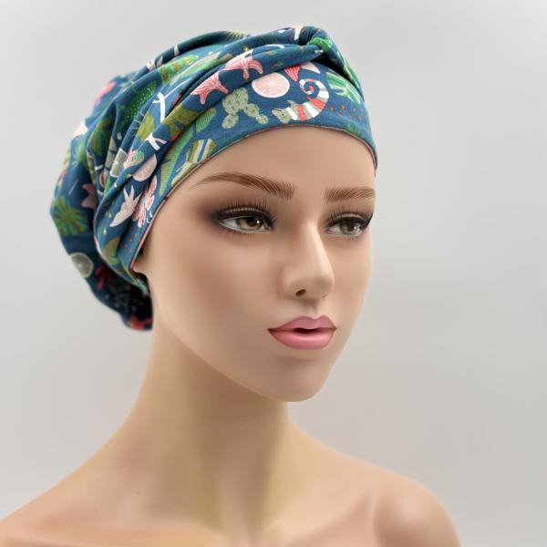 Handgemaakte chemo muts Buffy petrol met figuren en roze met bloemen maat M